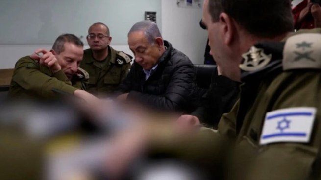 El primer ministro israelí, Benjamin Netanyahu, supervisa el ataque a Irán desde un lugar no revelado. Partes oscurecidas por las Fuerzas de Defensa de Israel.