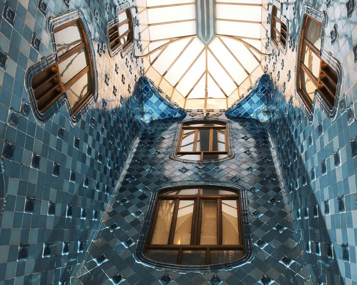 El patio de luces de la Casa Batlló, revestido con azulejos azules de distintas tonalidades, distribuye la iluminación natural en todo el edificio y representa uno de los grandes logros técnicos de Gaudí El patio de luces de la Casa Batlló, revestido con azulejos azules de distintas tonalidades, distribuye la iluminación natural en todo el edificio y representa uno de los grandes logros técnicos de Gaudí