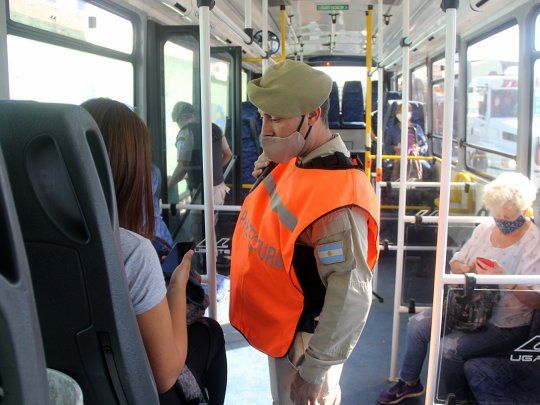 En la actualidad se necesita un certificado habilitante para circular en transporte público.