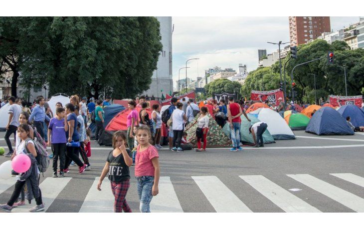 Los manifestantes montaron carpas en la intersección de 9 de Julio y Belgrano.