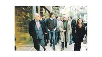Los candidatos de UNEN, Ricardo Gil Lavedra, Martín Lousteau, Fernando Pino Solanas y Fernanda Reyes, en una caminata de campaña, ayer por la porteña avenida Santa Fe.