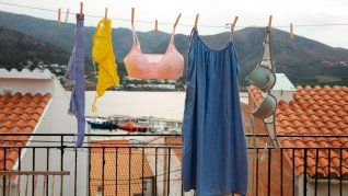 Con sol fuerte, la exposición directa puede acelerar el desgaste de telas y colores. Con sol fuerte, la exposición directa puede acelerar el desgaste de telas y colores.