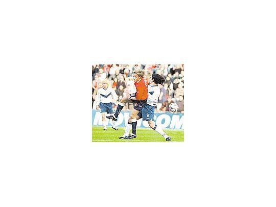 El uruguayo Diego Forlán fue la figura del partido.