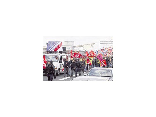 Manifestantes bloquearon la entrada de varias terminales de aeropuertos franceses. Piden que no se eleve la edad jubilatoria.