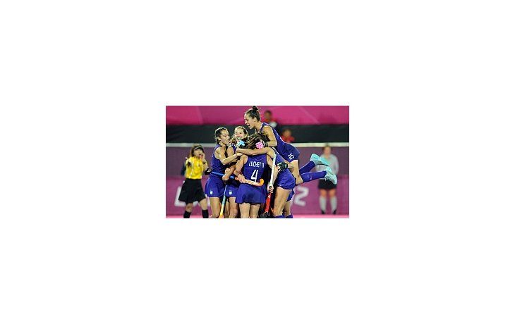 Las Leonas festejan: la victoria las dejó en las puertas de las semifinales.