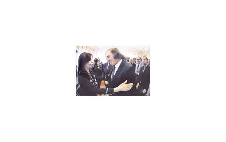 Cristina de Kirchner saluda a Guillermo Vilas, uno de los íconos del deporte argentino. «El objetivo es que el pueblo vea eventos populares», destacó la Presidente.