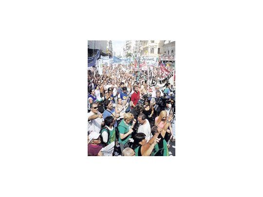 Ayer docentes, estatales, judiciales y trabajadores de la salud bonaerense llevaron su reclamo a la Casa de la Provincia de Buenos Aires, en tierra porteña.