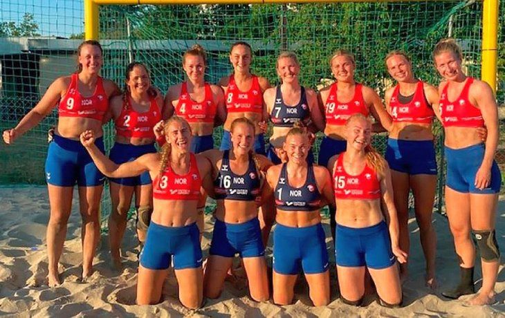 Las jugadoras de Beach Handball de Noruega que iniciaron la revolución en la vestimenta de ese deporte.