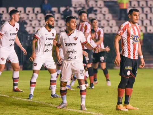 Vergonzoso. Como desde hace dos años, la complicidad arbitral le da triunfos vitales a Barracas Central.