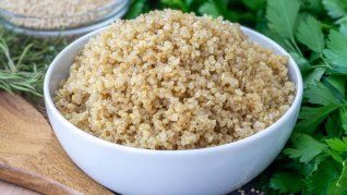 Consumida como un cereal, la quinoa destaca en la gastronomía por su alto valor nutricional y versatilidad. 