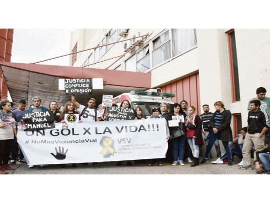 Autoconvocados. Hinchas de Belgrano y Talleres se reunieron en la puerta del estadio del “Pirata” en repudio a la violencia y por justicia.