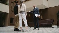 Un corredor inmobiliario asesora a una pareja durante la visita a una propiedad. Desde los colegios advierten que la intermediación profesional resulta clave para garantizar seguridad jurídica, transparencia y control en operaciones de compraventa