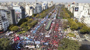 Movimientos sociales se movilizaron el pasado miércoles en diferentes  puntos de la Ciudad de Buenos Aires para reclamarle al Gobierno nacional  nuevas medidas para hacer frente a la crisis social que afecta a los  sectores más vulnerables.