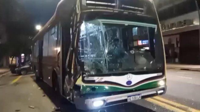 Así quedó uno de los colectivos implicados en el choque ocurrido en Recoleta