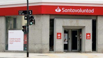 Se intervinieron las marquesinas de las sucursales. Así, se pueden observar estas virtudes junto a la marca “Santander” y debajo se explican las razones de la elección de esas palabras.