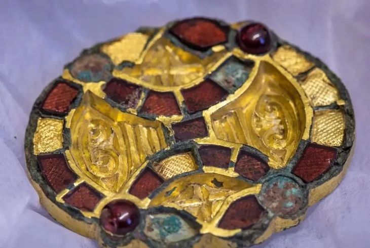 El broche encontrado en Alemania. El broche encontrado en Alemania.