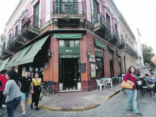 El Bar. es un ícono del barrio de San Telmo, cientos de turistas lo visitan día a día. Su futuro es incierto.