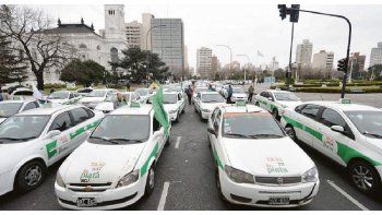temor. Pese a la decisión de Vidal de no habilitar el proyecto, los taxistas se movilizaron ayer en La Plata para doblar presión.
