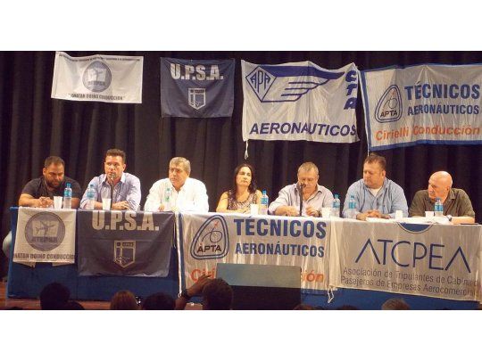 Cinco de los seis sindicatos del sector aeronáutico argentinos levantaron la medida de fuerza e instaron al Gobierno a abrir una mesa de diálogo para analizar los problemas de los aeronáuticos.