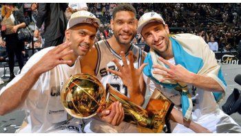 Emanuel Ginóbili festejando su cuarto y último título en la NBA.