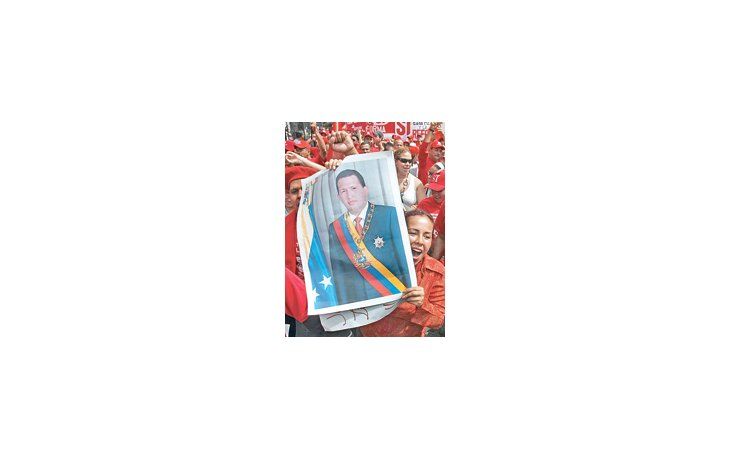 ámbito.com | El núcleo duro de los simpatizantes incondicionales de Hugo Chávez se ha reducido a un 30%, según las últimas encuestas. Pero la oposición, aún fragmentada, no logra sacar ventaja de una situación social que presenta dificultades inéditas.