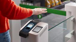 Amazon One permitirá hacer varias tareas con la palma de lamano.