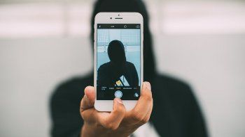 Facebook activa la cámara sin permiso del usuario.