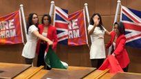 La gimnasta Elsa García se ha ganado ser el centro de las miradas, pero por haber aventado la bandera de México durante una ceremonia protocolaria en la que su hermana Laura recibió la nacionalidad británica, generando gran indignación.