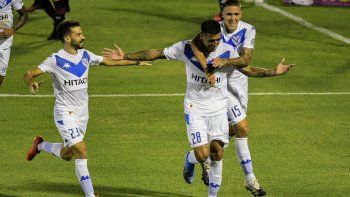 Vélez le ganó a Newells en Rosario y lo alcanzó en la cima del grupo B de la zona complementación en la Copa Diego Maradona.