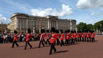 salud de isabel ii: suspenden el cambio de guardia en el palacio y crecen los rumores sobre la gravedad