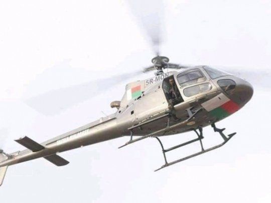 El helicoptero que iba a ver la escena de naufragio en Madagascar.