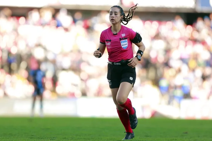 La silbante mexicana ktia Itzel García comenzó su carrera como jueza, tras no poder convertirse en futbolista profesional, en un momento en el que no existía la Liga MX Femenil. La silbante mexicana ktia Itzel García comenzó su carrera como jueza, tras no poder convertirse en futbolista profesional, en un momento en el que no existía la Liga MX Femenil.