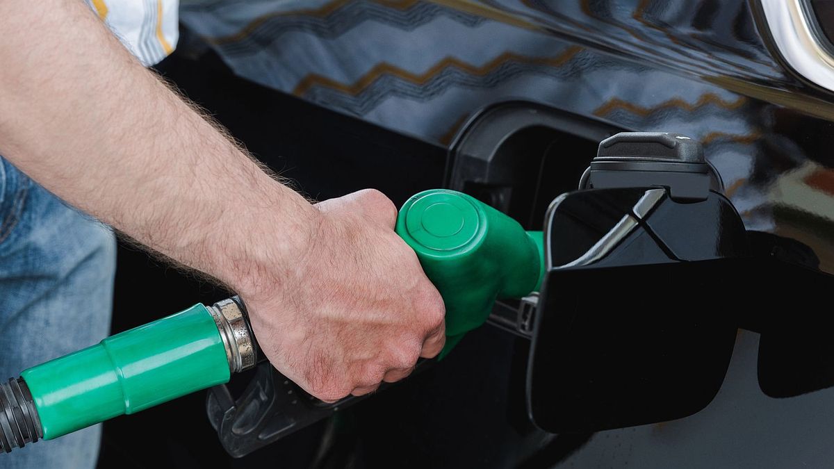 La venta de combustibles cayó por tercer mes consecutivo en abril