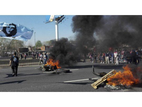Automovilistas denunciaron que militantes de la agrupación CTD Aníbal Verón provocaron destrozos a vehículos que intentaron pasar por el corte en la autopista Buenos Aires La Plata.
