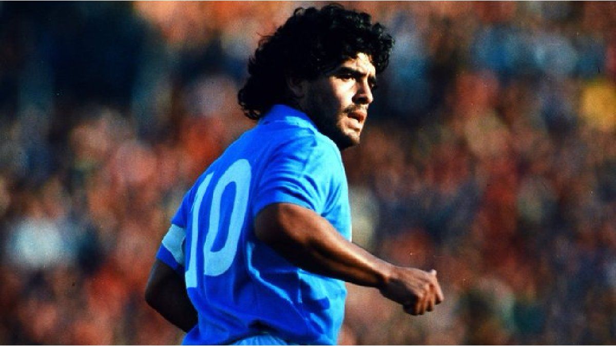Surprise and controversy in the Napoli: Maradona 10 reappeared