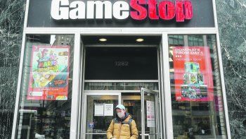 Saga GameStop: brokers bloquean compra y acciones se desplomaron