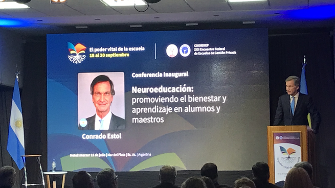 “Como decía Sarmiento, hay que enseñar siempre. Enseñar en el patio y en la calle como en el aula. Enseñar con actitud, con gestos y con palabras”, dijo Conrado Estol.