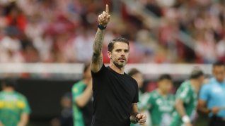 Allá voy parece decir Fernando Gago, quien arregló su desvinculación de Chivas para viajar hacia la Argentina y hacerse cargo de la dirección técnica de Boca.