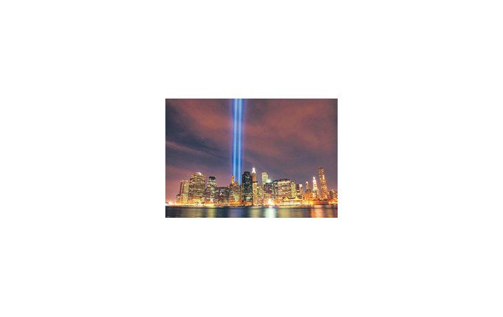 «Tributo de Luz», ícono de la Manhattan post 11 de septiembre, uno de los trabajos conjuntos de Gustavo Bonevardi y John Bennett, cuyas fotos se exhiben junto a otras obras del artista residente en Nueva York.