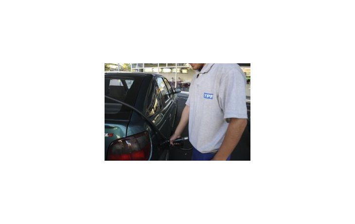 Comienzan a devolver el 5% del IVA para la compra de naftas.