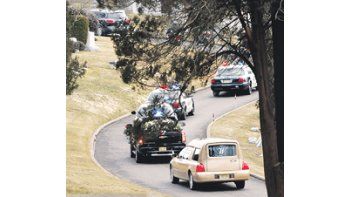 Los restos de Whitney Houston fueron sepultados ayer junto a la tumba de su padre en un cementerio de Westfield, ceremonia a la que sólo asistieron sus familiares.
