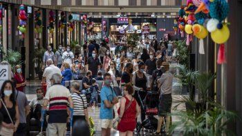 Centro comercial en España, luego de la salida de la cuarentena.