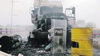 CHOQUES. En la frontera entre Venezuela y Colombia aún continuaban los disturbios entre manifestantes y las fuerzas de seguridad chavistas. Los camiones con ayuda humanitaria todavía humeaban tras los incendios intencionales.