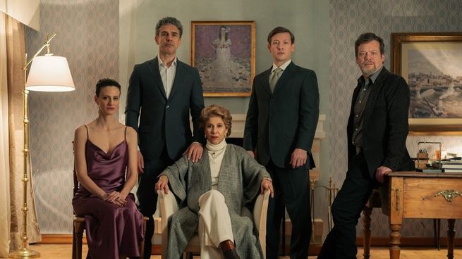 Escenas de Las Maldiciones, la miniserie de Netflix que combina drama político y secretos familiares en solo tres capítulos.