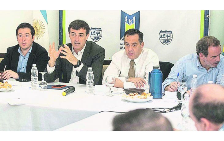 ámbito.com | Todos al conurbano. Esteban Bullrich fue con Alex Campbell y Alejandro Finocchiaro a Malvinas Argentinas.