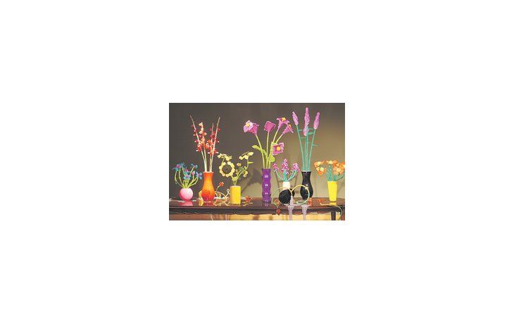 Las flores que abren la muestra «Nieva adentro», de Román Vitali, forman parte de un simulacro: el artista parodia el interior de un salón con trofeos de caza, entre ellos cabezas humanas.