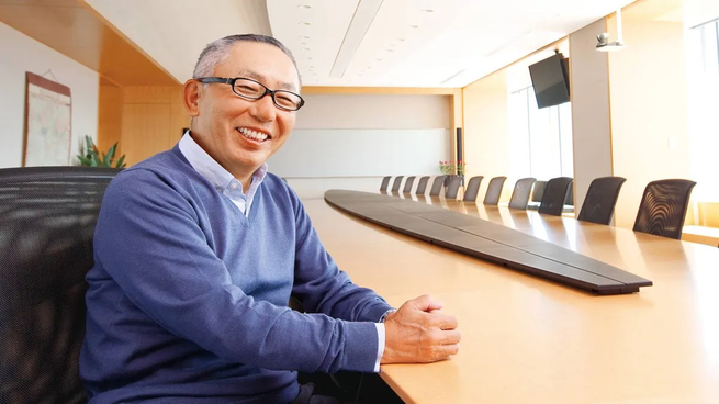 Este hombre logró superar a grandes marcas de la industria de la moda y generar millones gracias a su inteligencia.