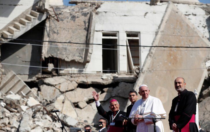 ESTRAGOS. La misa que brindó el Papa en una iglesia centenaria de Mosul que fue destruida por el Estado Islámico (EI) fue una de las imágenes más simbólicas de la gira. Más tarde encabezó otra ceremonia en Erbil, la capital del Kurdistán iraquí.&nbsp;