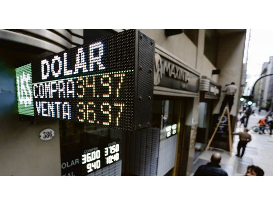 Distancia. La tomó ayer el dólar del nivel inferior de la banda de flotación dispuesta por el BCRA, elevándose de los $36.