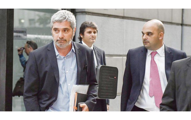 ámbito.com | Enviados. Los directivos de Carrefour, encabezados por el director de Asuntos Corporativos, Leonardo Scarone (izq.), al salir ayer de la audiencia.